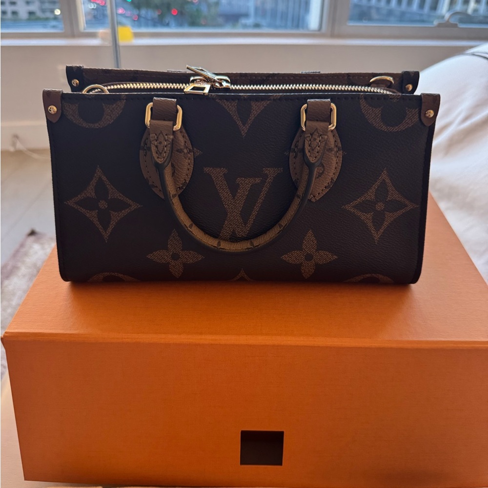 Louis Vuitton OnTheGo East West Chain - Picture 8 of 12